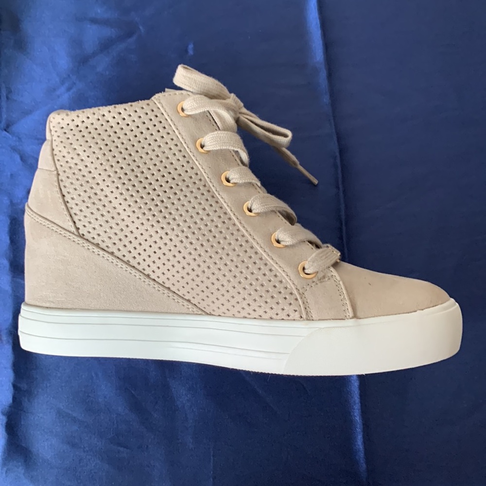 Guess Shoes - Picture 2 of 10